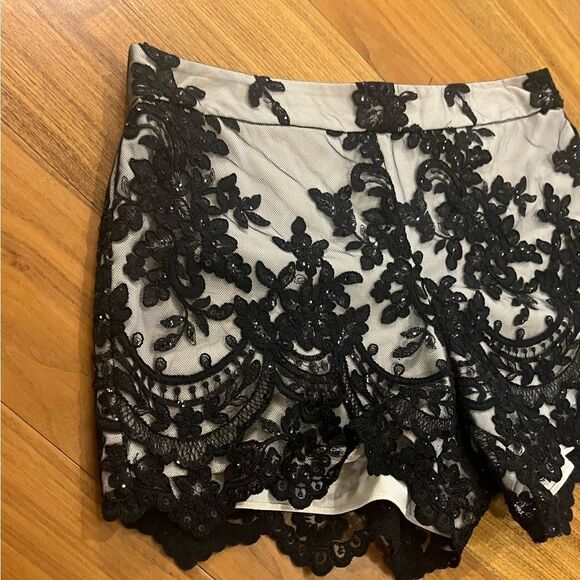Alice and Olivia black sequin mesh shorts size 4, NWOT - Picture 3 of 10